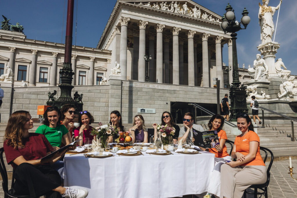 Der YEP-Jugendbeirat vor dem österreichischen Parlament